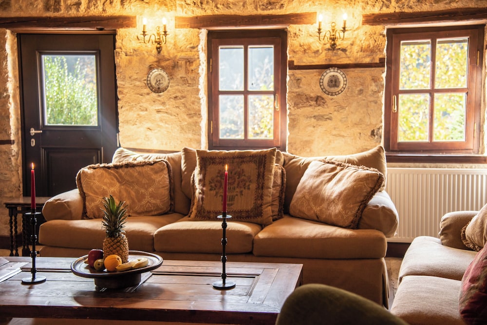 Traditional House, 5 Bedrooms photo 1