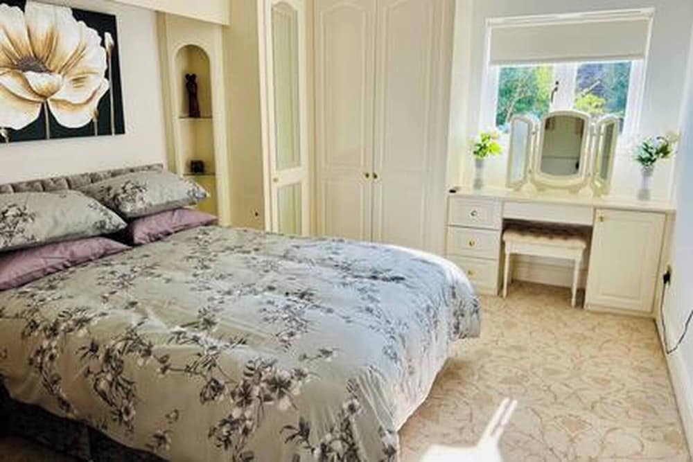 Stratford 4 BR Family Mansion With Pool, Gym & BBQ, Photo 5