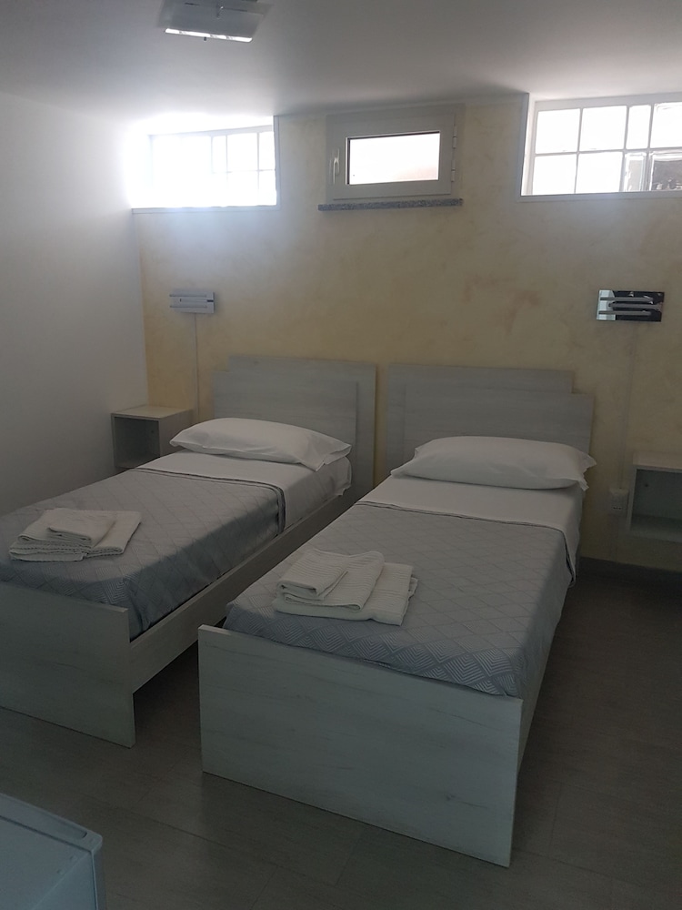 Basic Twin Room, 2 Twin Beds photo 1