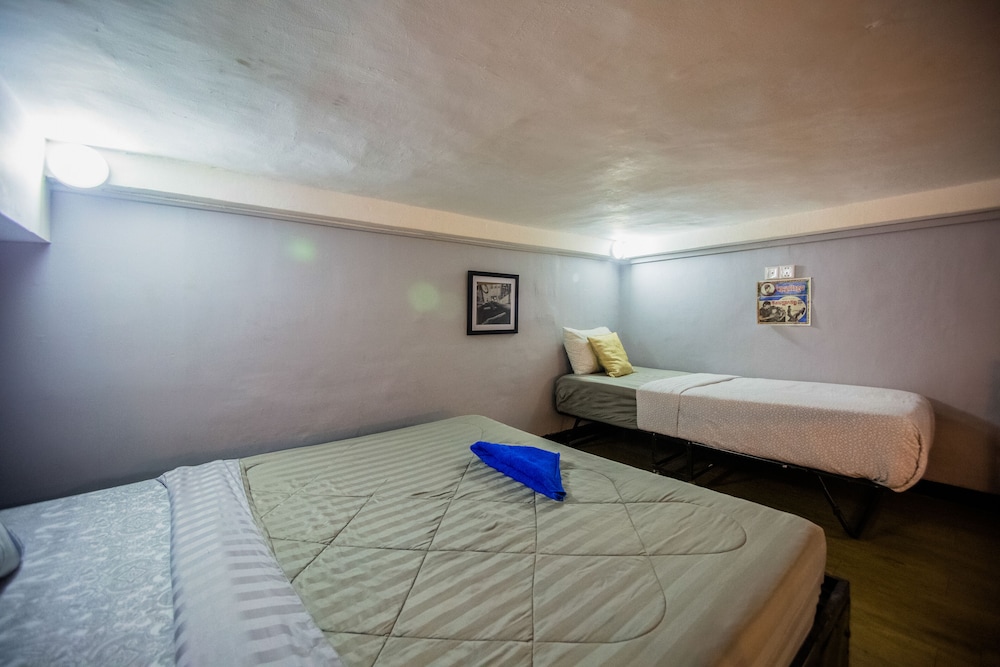 Family Duplex No Window (1 King Bed+1 Single Bed) photo 3
