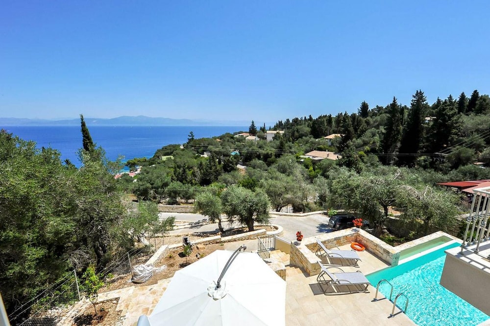 Villa photo 2