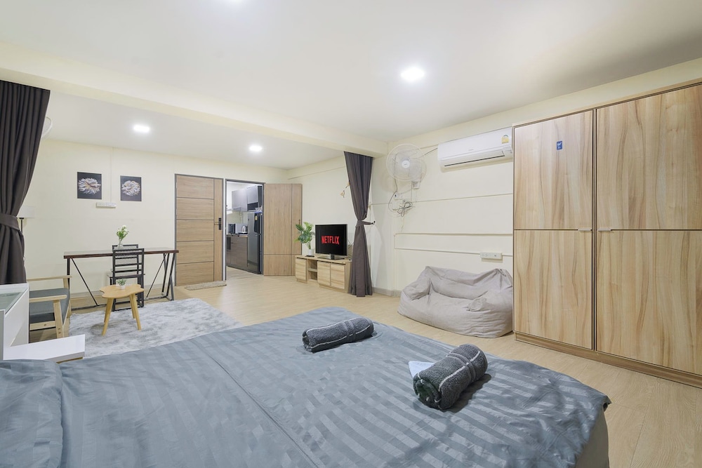 Luxury Studio Suite, Patio, City View photo 2
