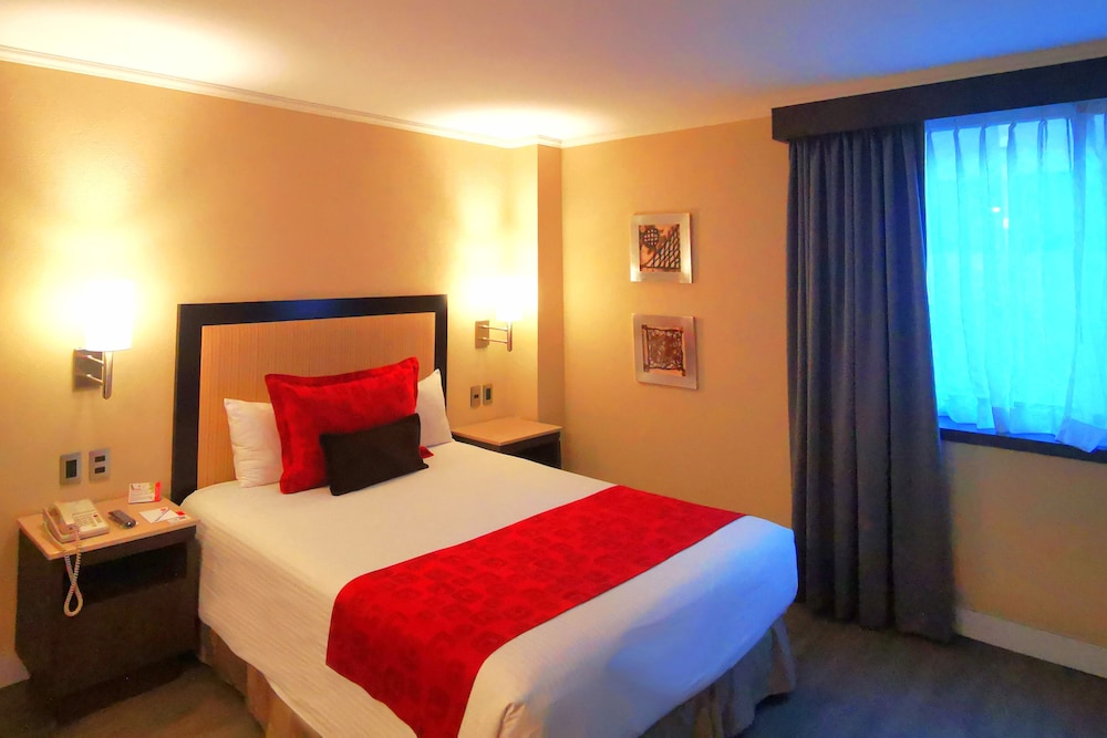 Deluxe Room, 1 Queen Bed photo 2