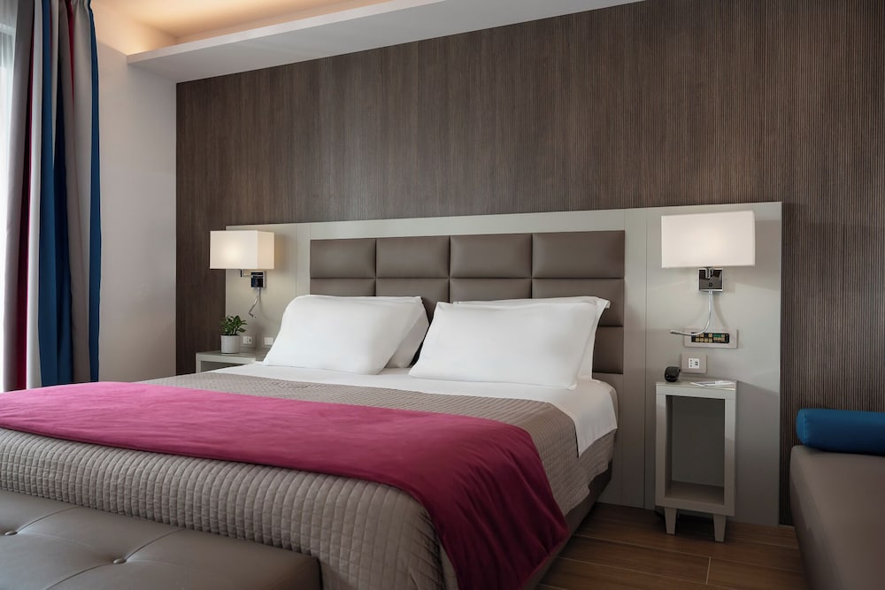 Deluxe Double or Twin Room - Photo 10