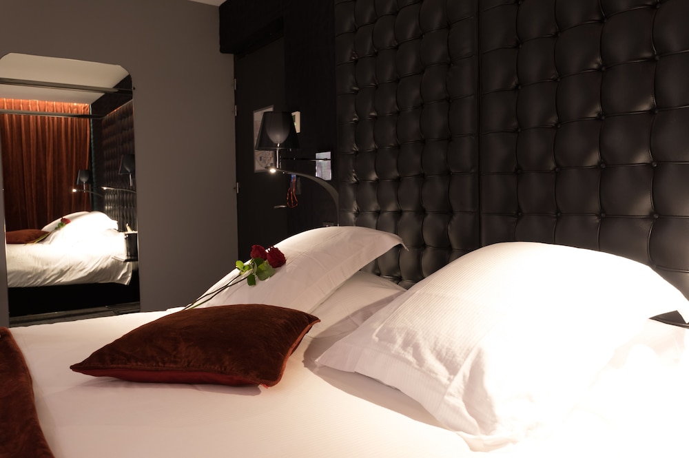 Premium Black Room