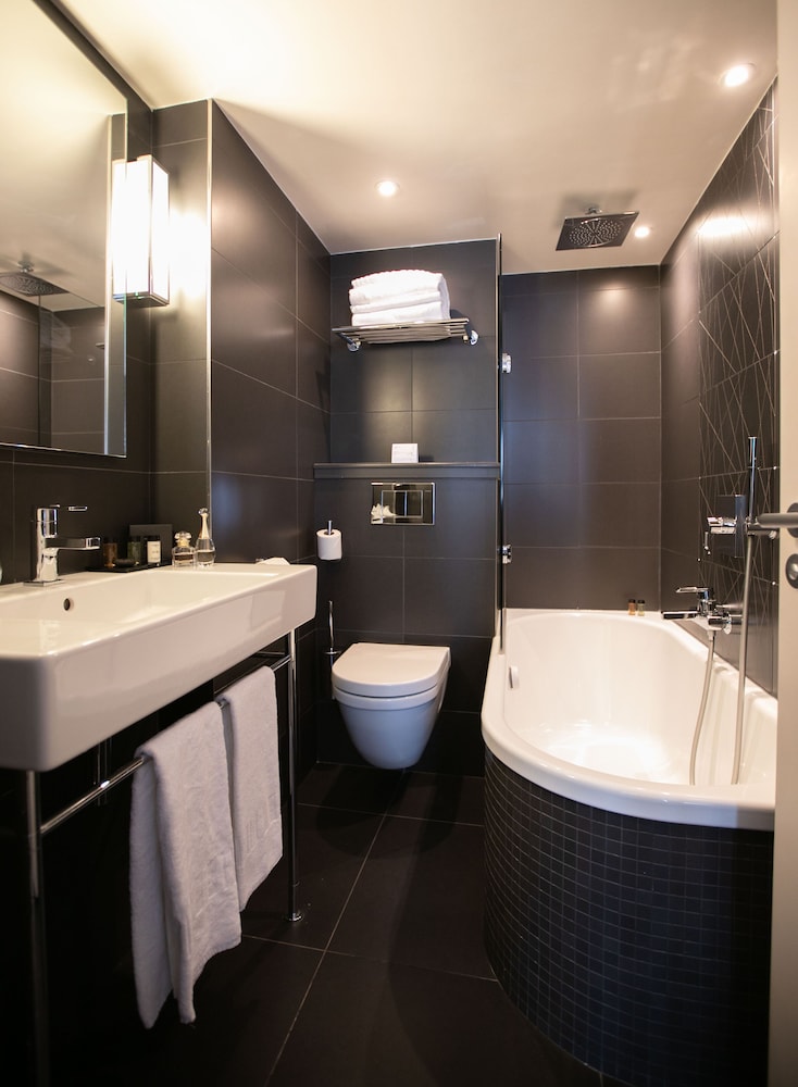 Le Grey Hotel bathroom photo