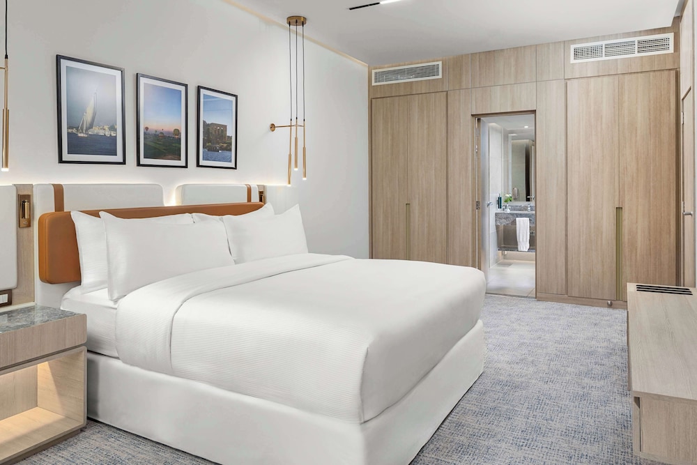Executive Suite, Club Lounge Access thumbnail 5