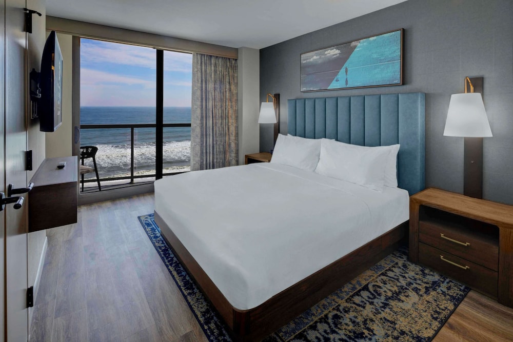 Suite, 1 King Bed, Accessible (Hearing)
