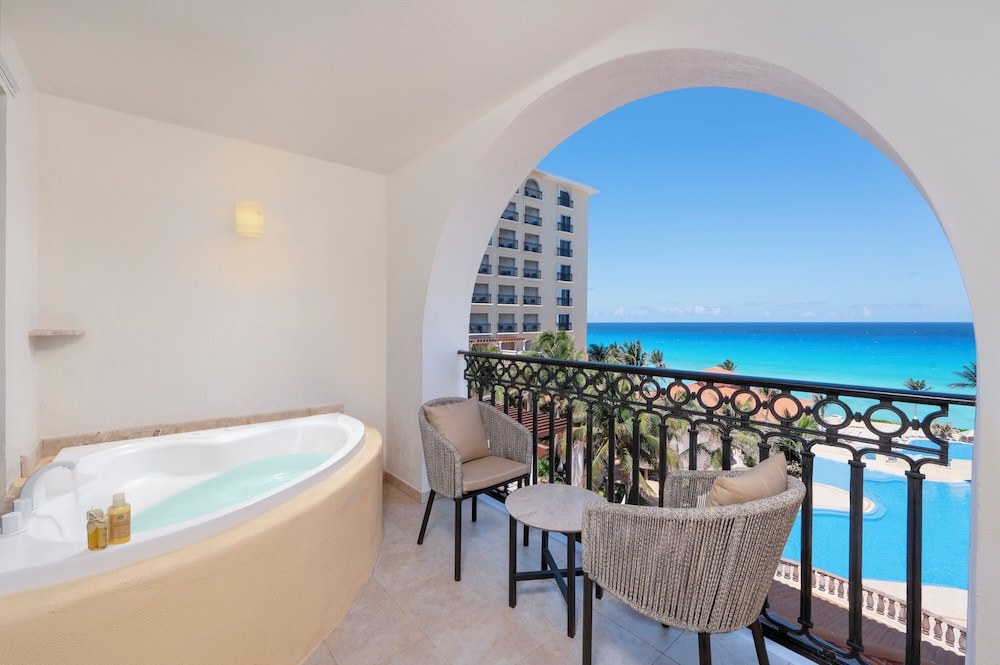 Deluxe Room, Balcony 1 King Bed, Jetted Tub, Oceanfront photo 3