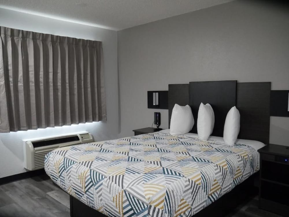 Deluxe Room, 1 Queen Bed, Non Smoking, Refrigerator & Microwave photo 3