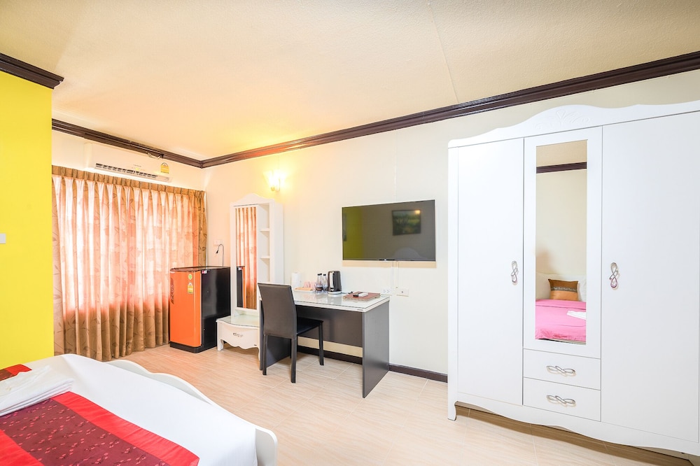 Deluxe double bed & sofa bed photo 2