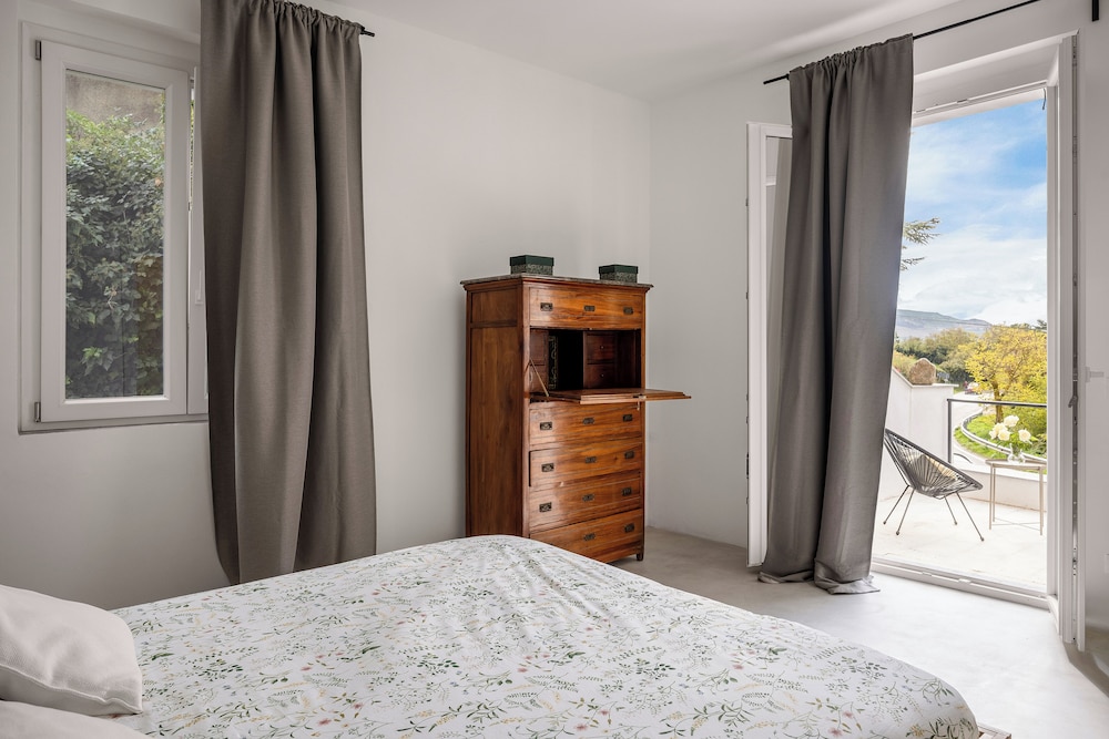 Classic Apartment, 2 Bedrooms, Hill View photo 3