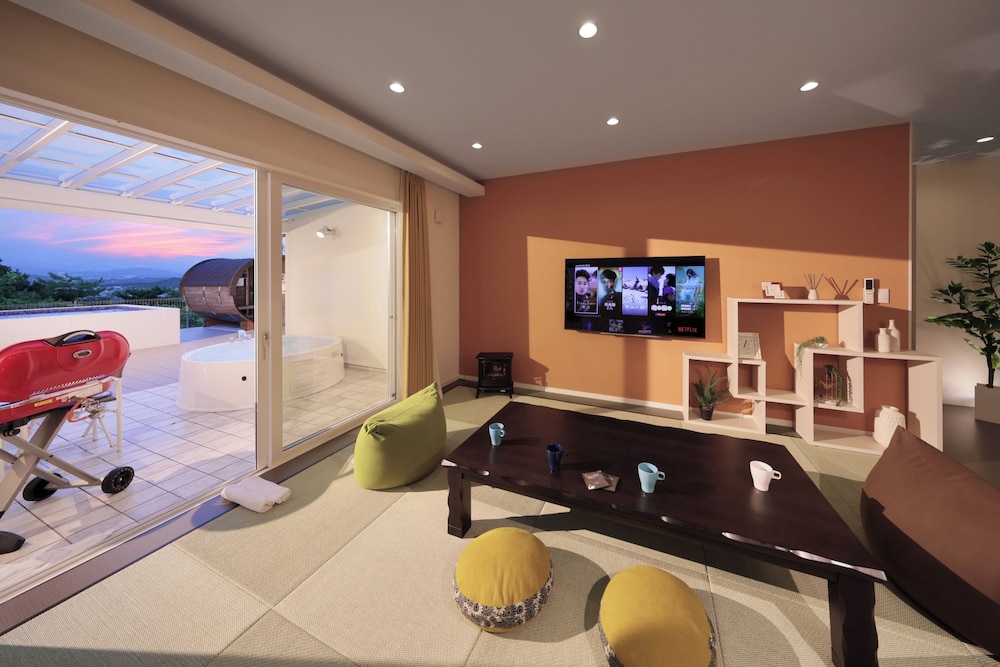 Room H -Japanese Crystal Suite Spa-