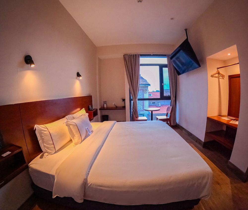 Contemporánea Matrimonial con vista a la calle (1 cama king)