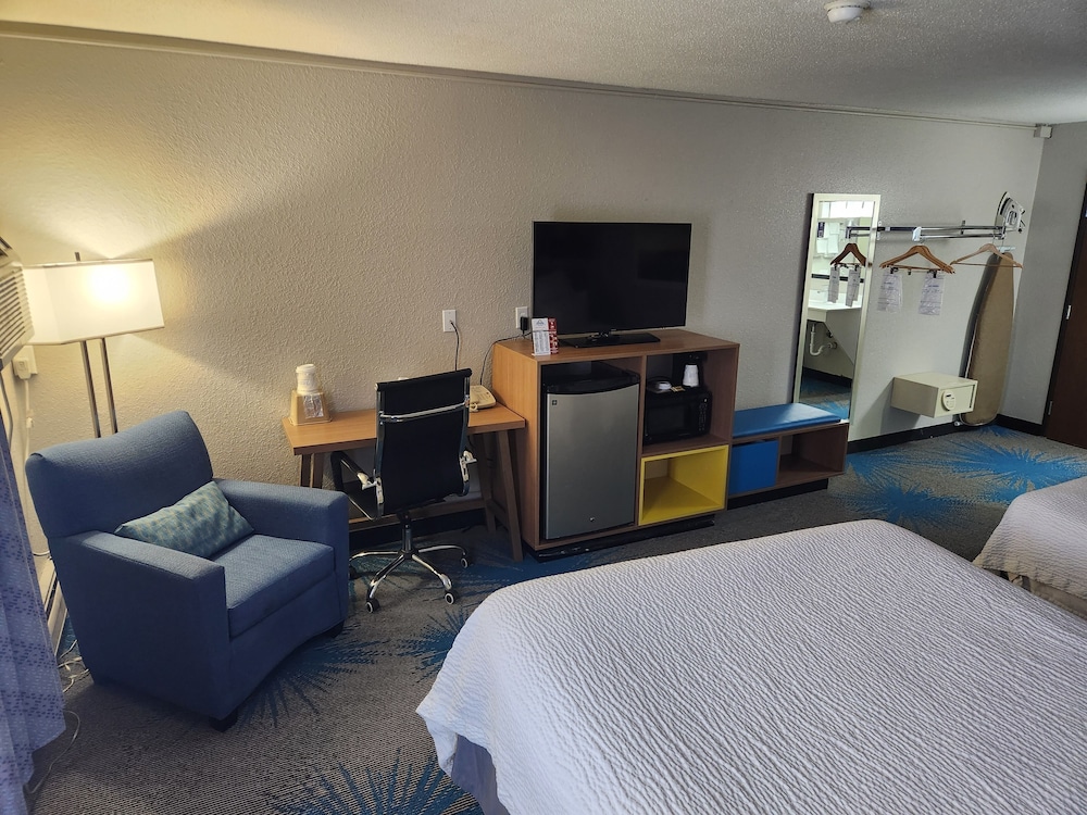 Room, 2 Double Beds, Accessible, Non Smoking - Photo 4