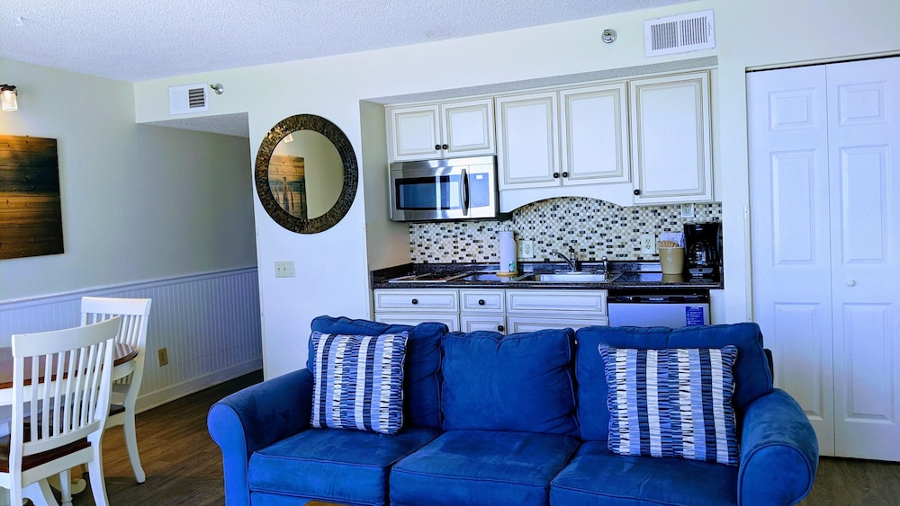 Premier Suite, 1 King Bed with Sofa bed - Photo 3