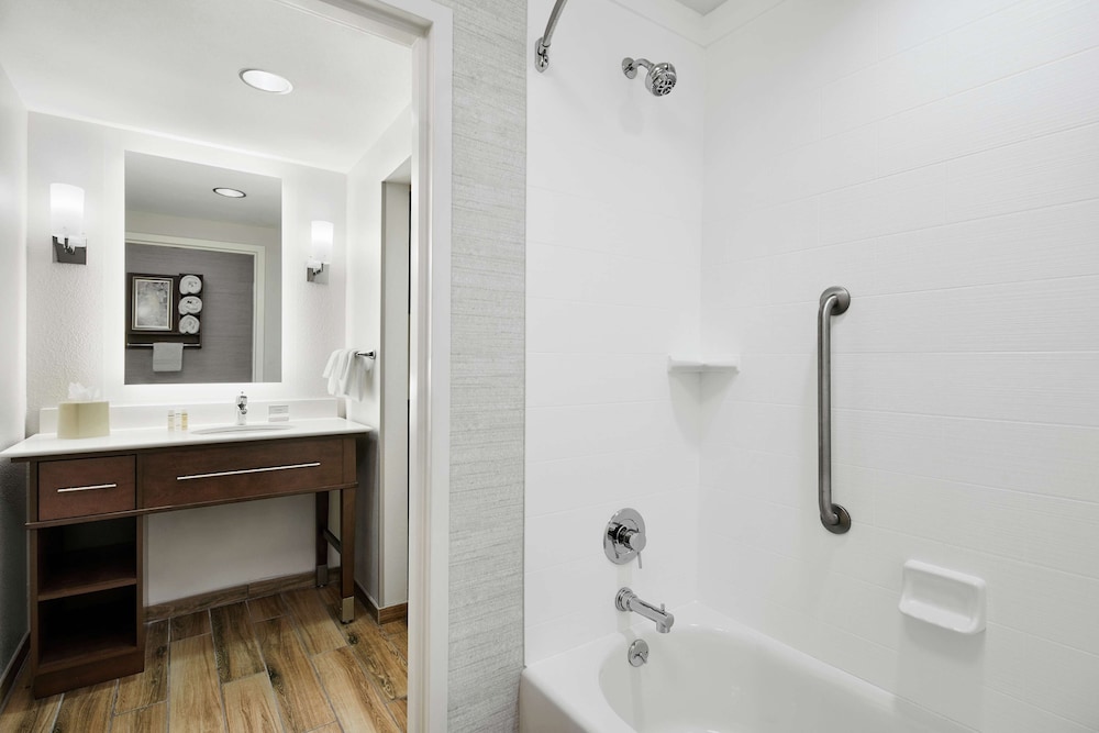 Studio Suite, 1 King Bed, Accessible (Bathtub) - Photo 5