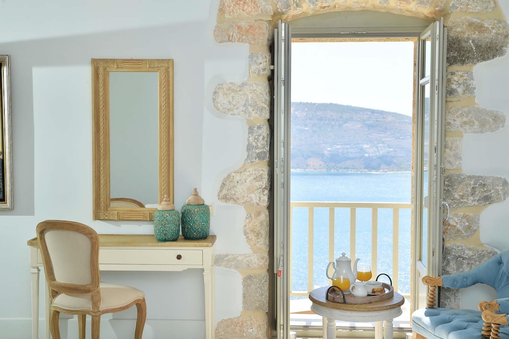 Deluxe Suite, Sea View - Photo 18