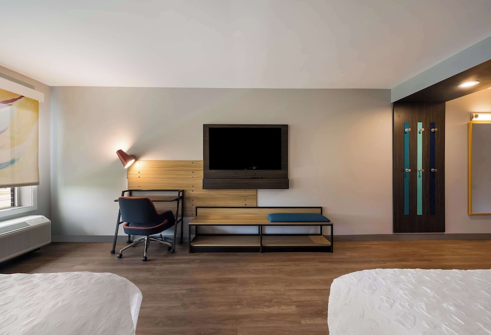 Room, 2 Queen Beds, Accessible, Bathtub - Photo 4