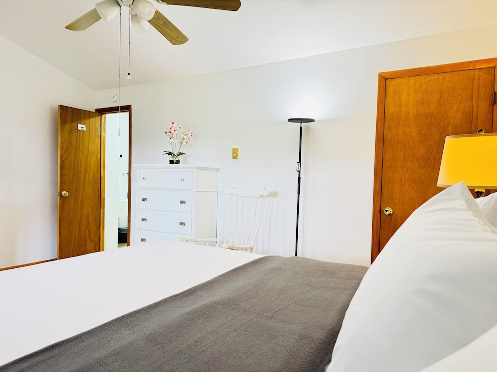 Deluxe Room, 1 King Bed photo 2