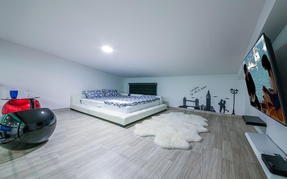 Room (Room 205) - Photo 2
