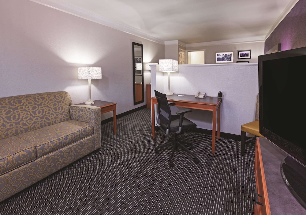 Deluxe Room, 1 King Bed, Non Smoking - Photo 3