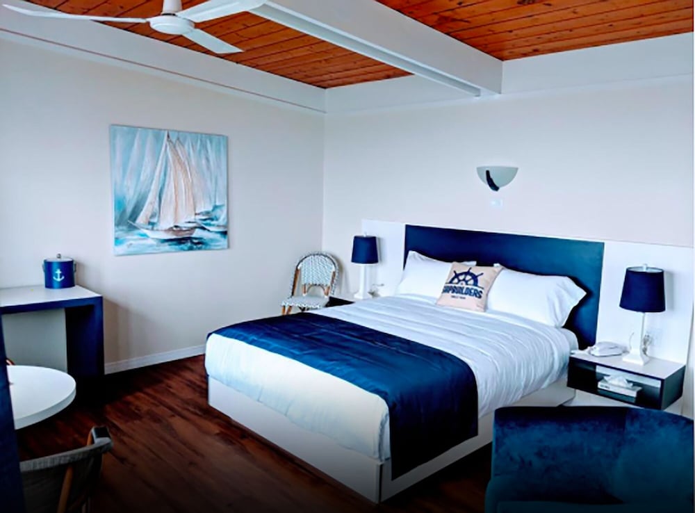Room, 1 Queen Bed, Partial Sea View
