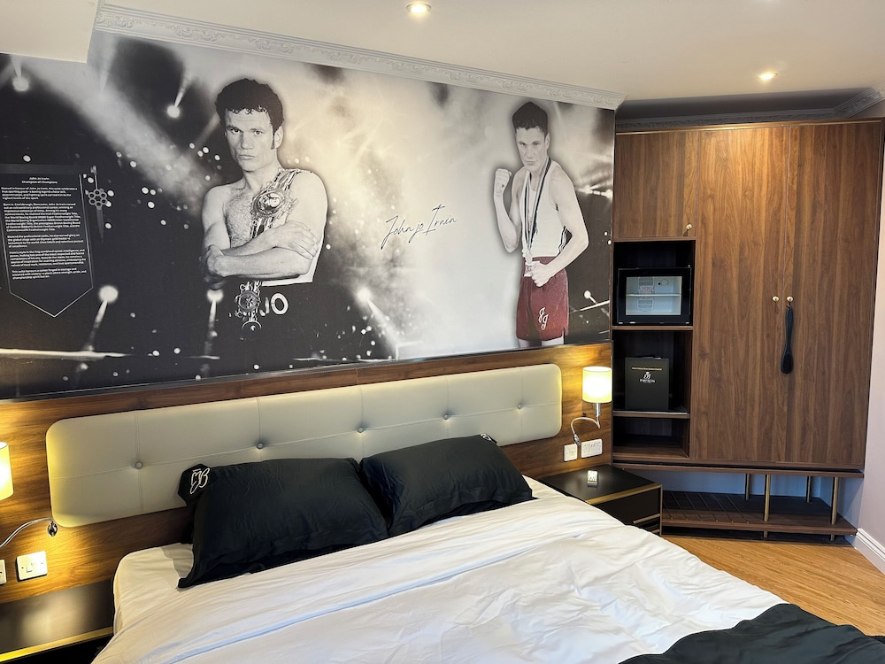 Luxury Suite, 1 King Bed, Non Smoking, Ensuite photo 3