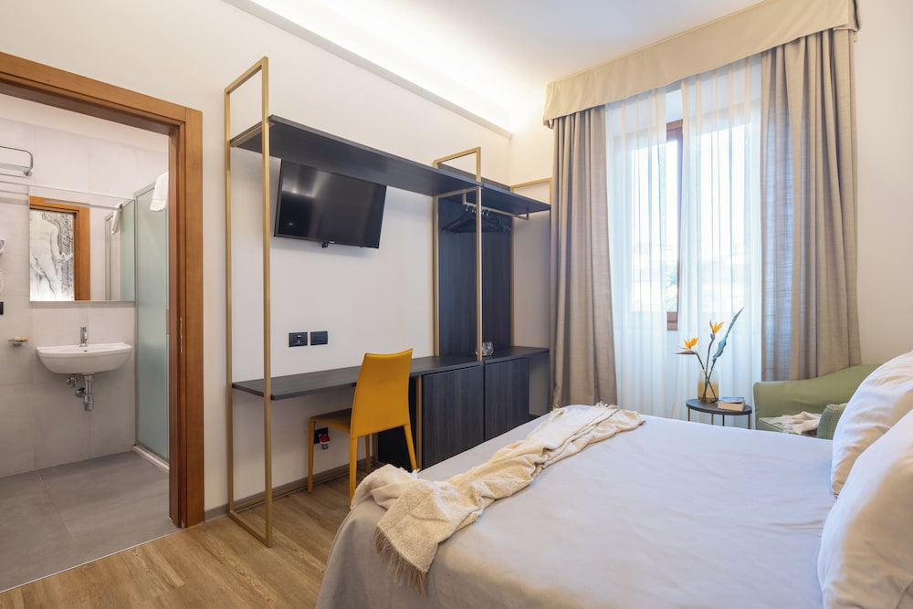 Deluxe Double or Twin Room photo 2