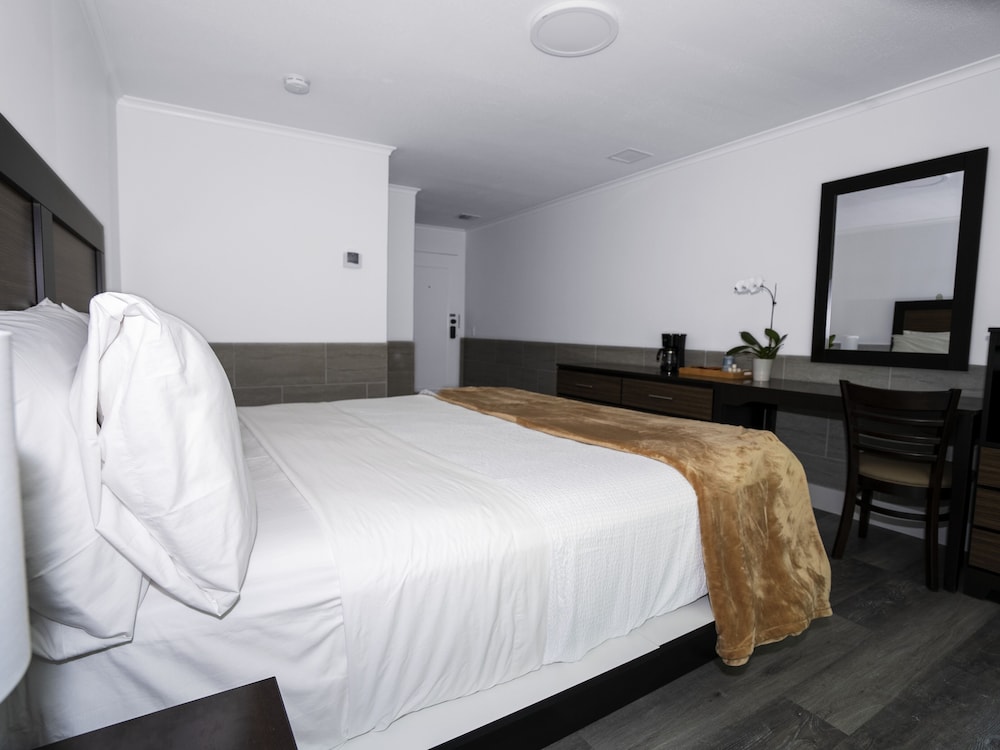 Standard Double Room (2 Full Beds -NO PETS) photo 2