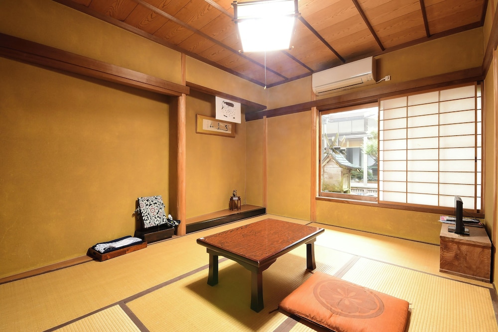Economy Twin Room photo 1