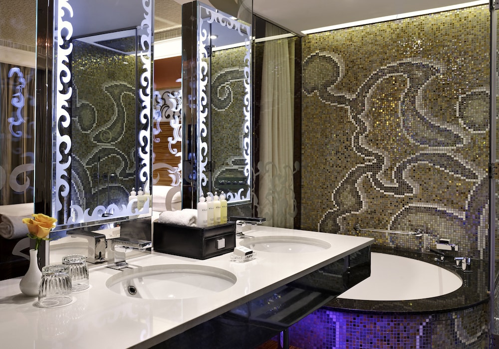 Club Suite, 1 King Bed, Accessible, Club Lounge Access