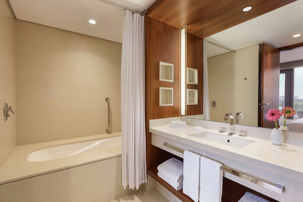 Suite, 1 King Bed, Club Lounge Access thumbnail 5