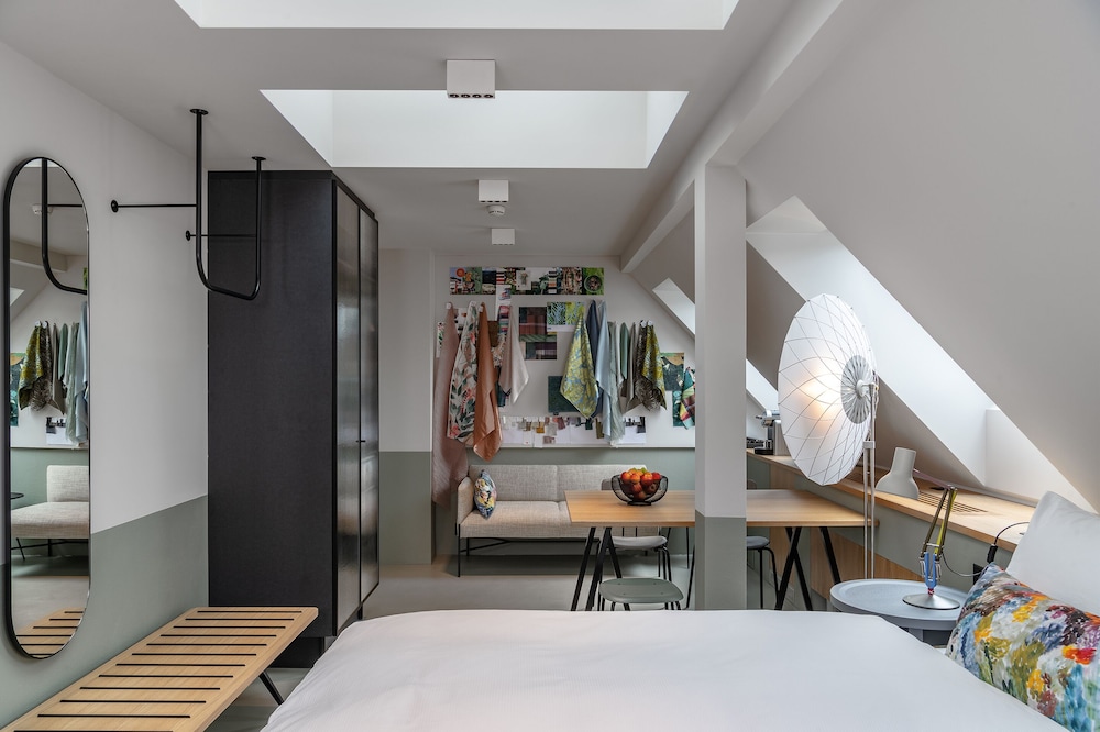 Room (Fashion Atelier) - Photo 10