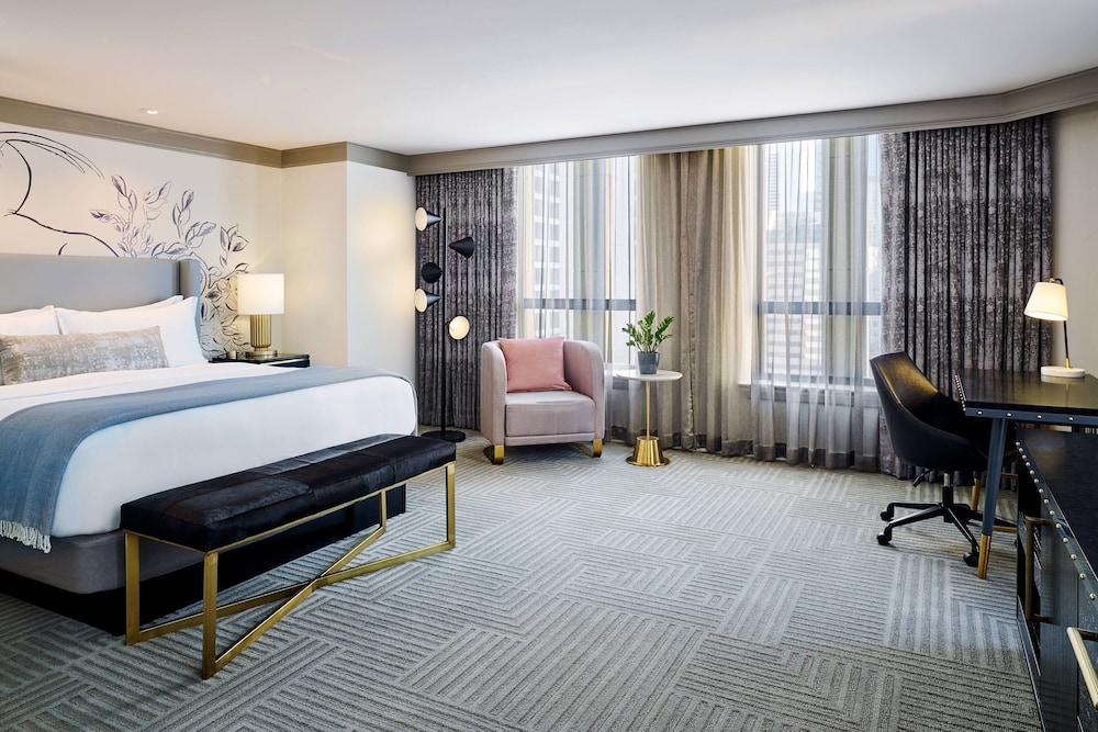 Deluxe Suite, 1 King Bed with Sofa bed thumbnail 6