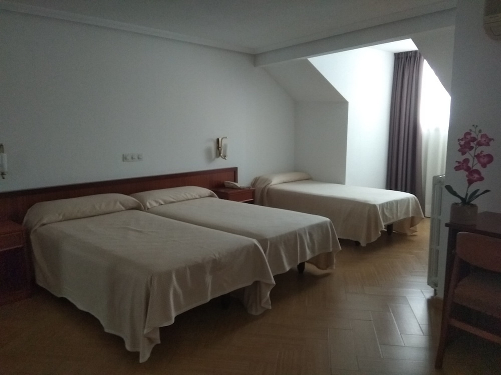Standard Triple Room, 3 Twin Beds photo 2