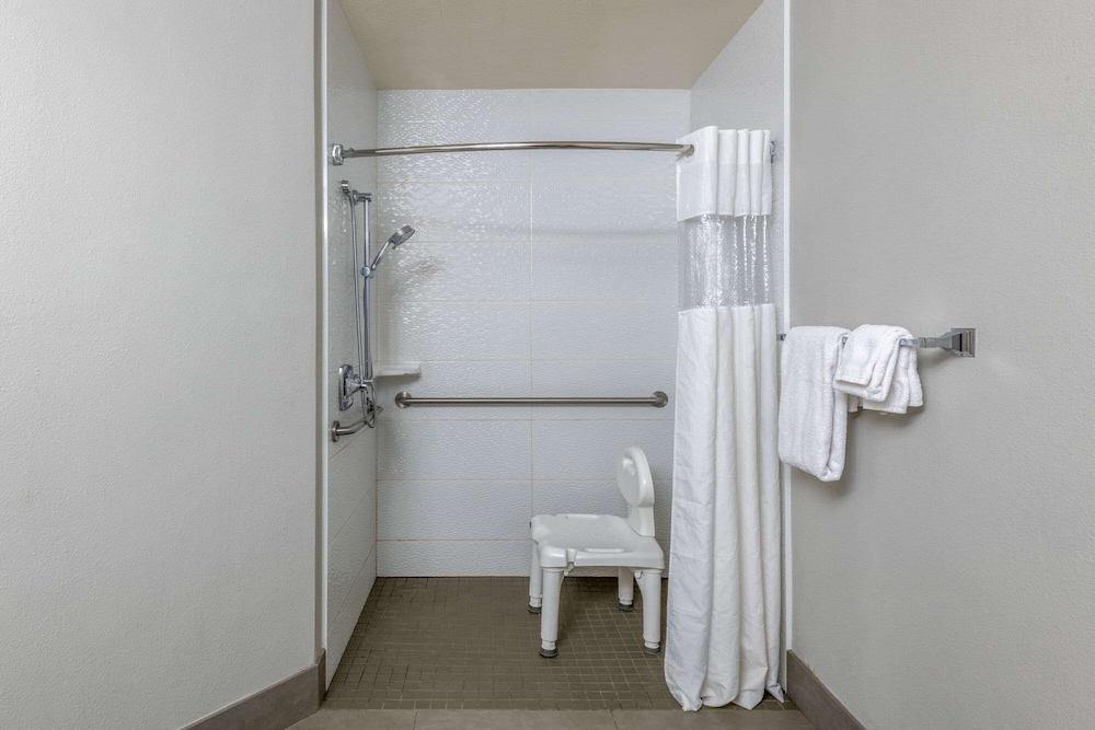 Deluxe Room, 2 Queen Beds, Accessible (Mobility/Hearing Impaired Accessible) - Photo 4