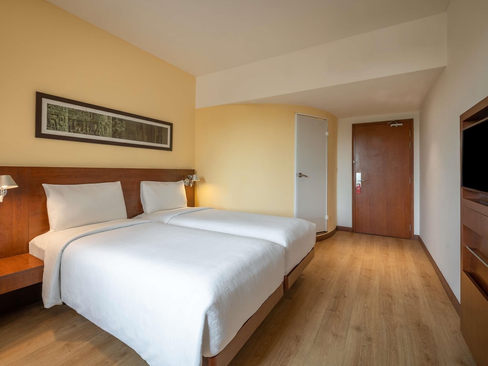 Superior Room, 2 Twin Beds, Pool View photo 1