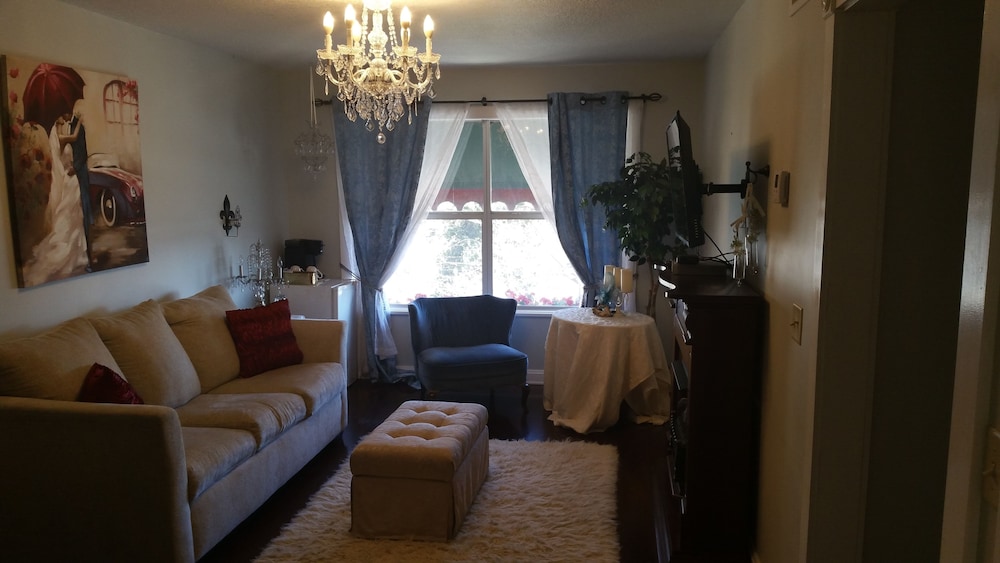 Honeymoon Room, 1 King Bed, Jetted Tub (Riveria Suite) photo 3