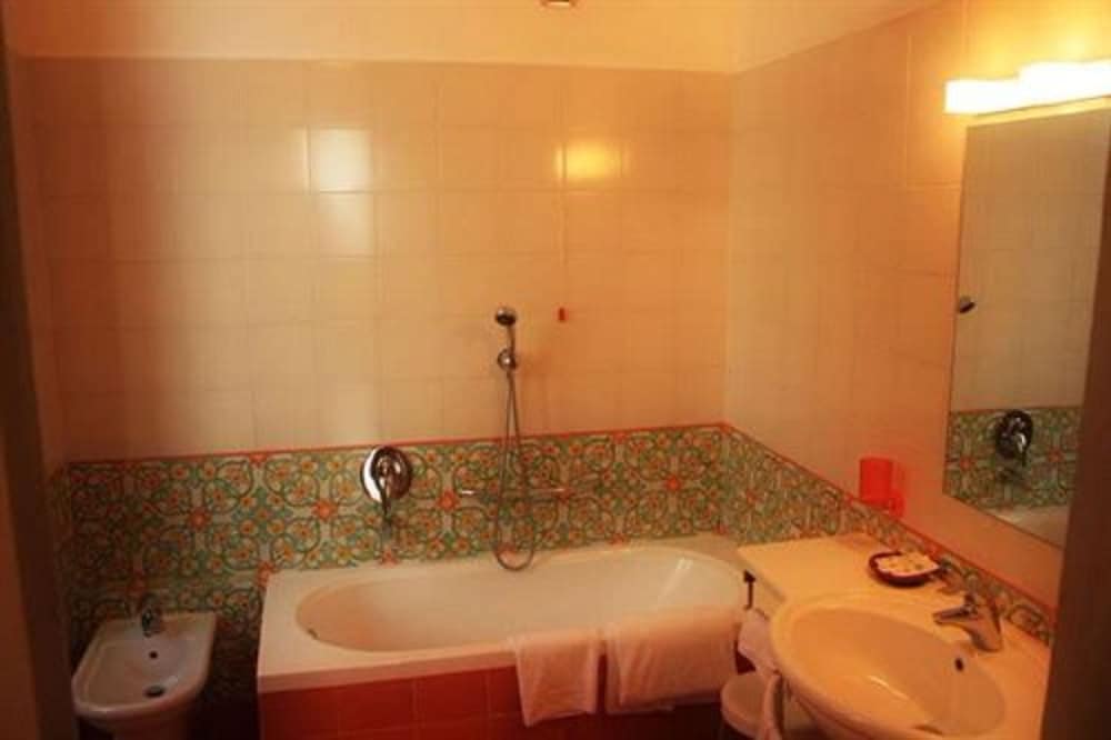 Standard Triple Room - Photo 7