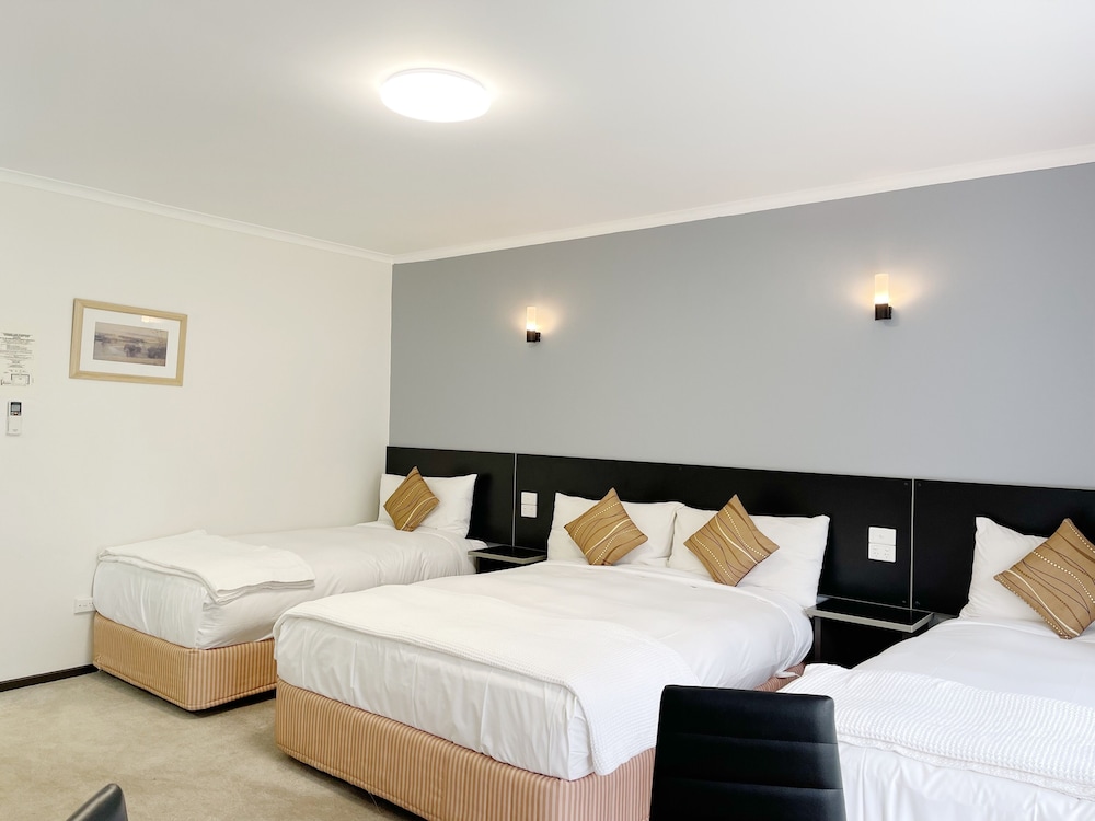Family Room, 1 Bedroom photo 2
