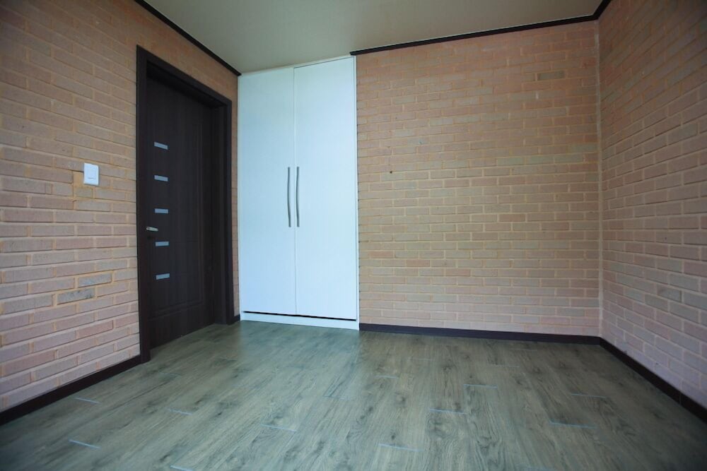 Room (Group) photo 1