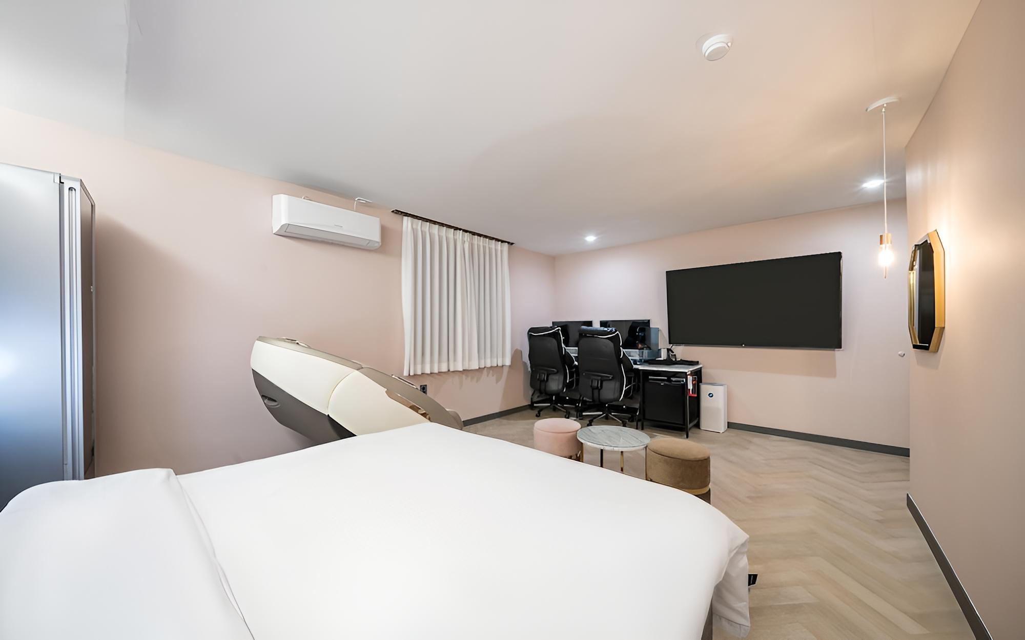 Room (VIP (70-inch LG UHD TV king bed Body ) - Photo 3
