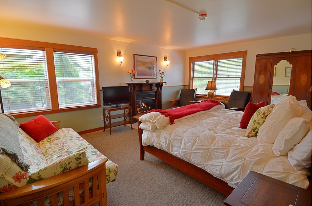 Superior Suite, 1 King Bed, Fireplace photo 1