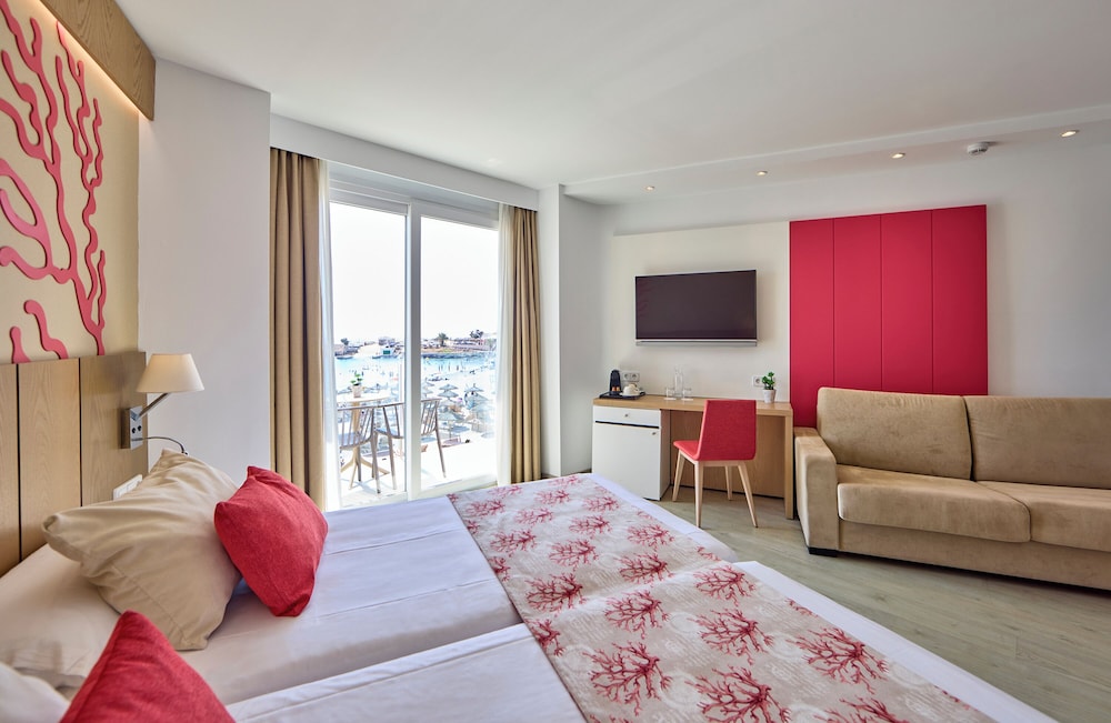 Superior Twin Room, Sea View thumbnail 6