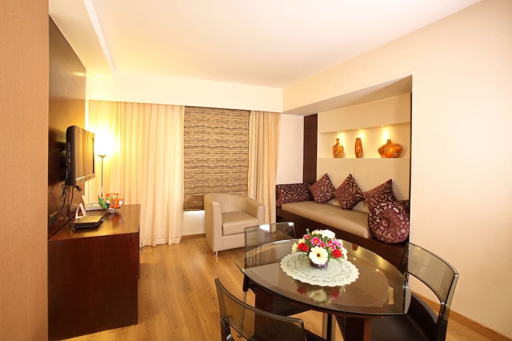 Suite, 1 King Bed photo 3