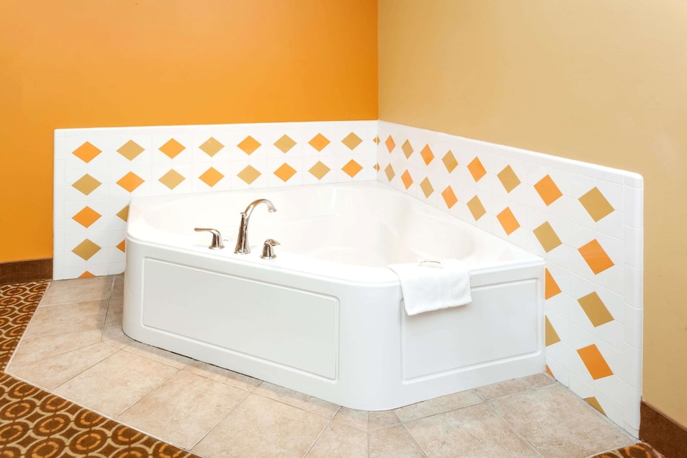Standard Room, 1 Queen Bed, Jetted Tub - Photo 2