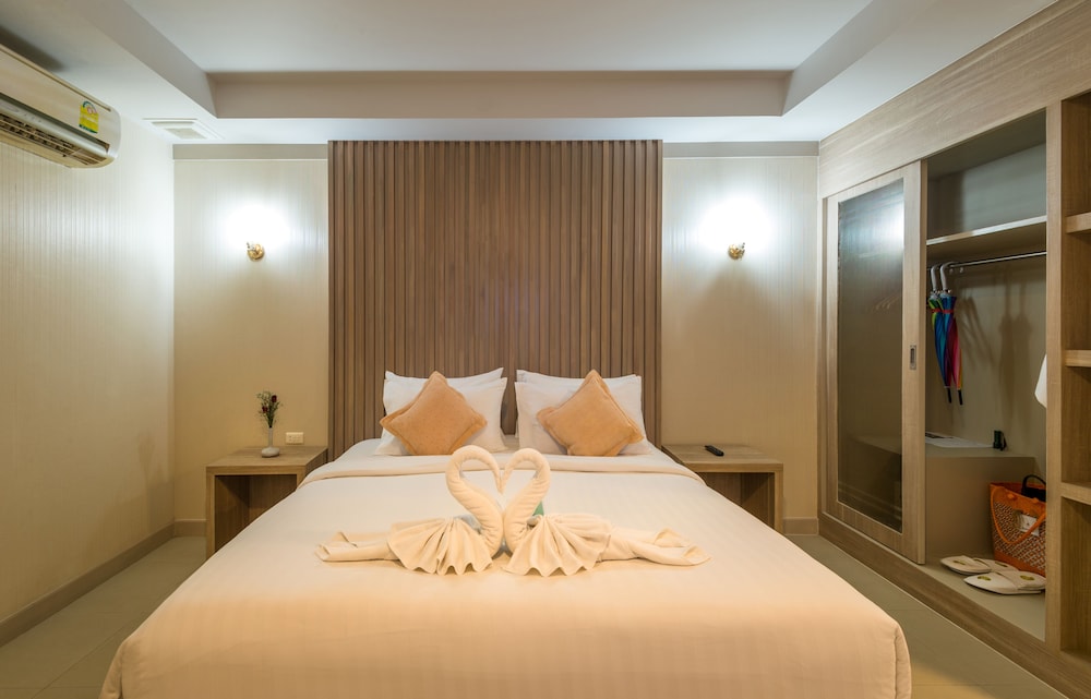 Deluxe Room, Balcony - Photo 10