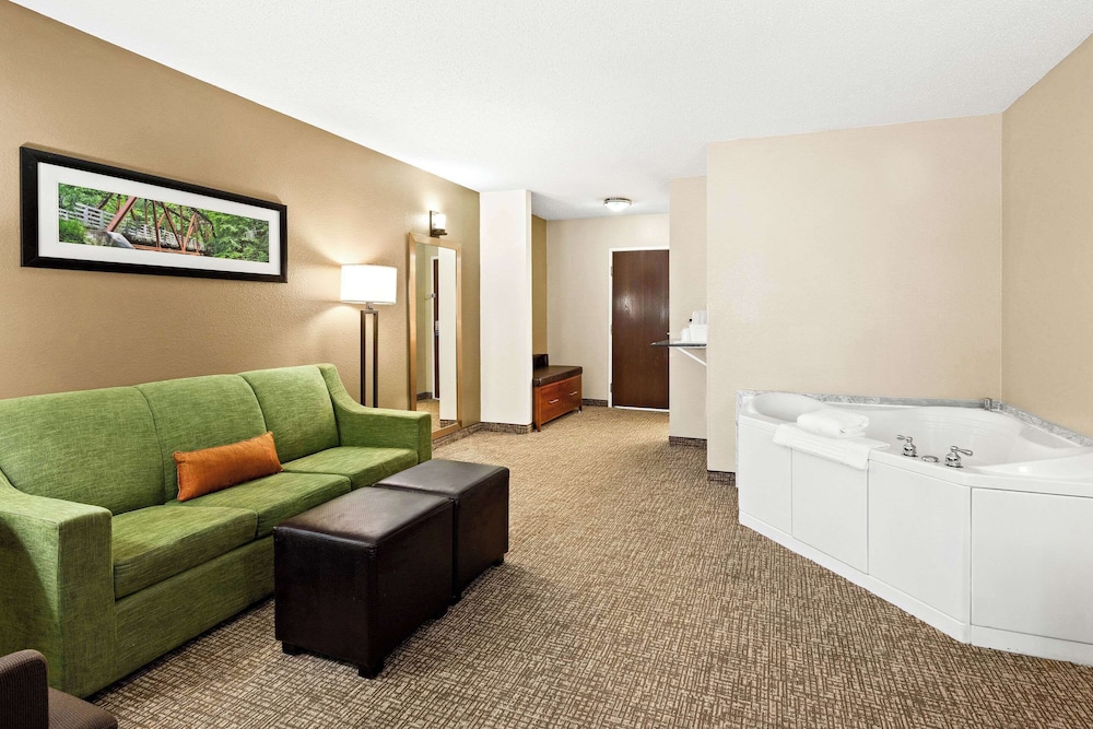 Suite, 1 King Bed with Sofa bed, Non Smoking - Photo 5