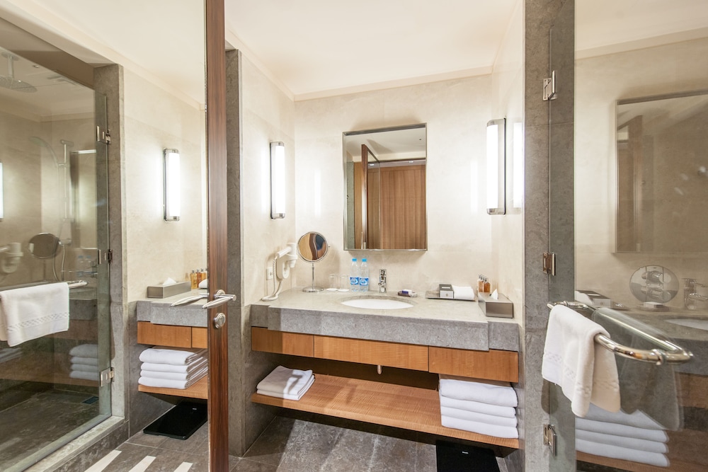 Suite, 2 Bedrooms, Club Lounge Access (Dining) - Photo 7